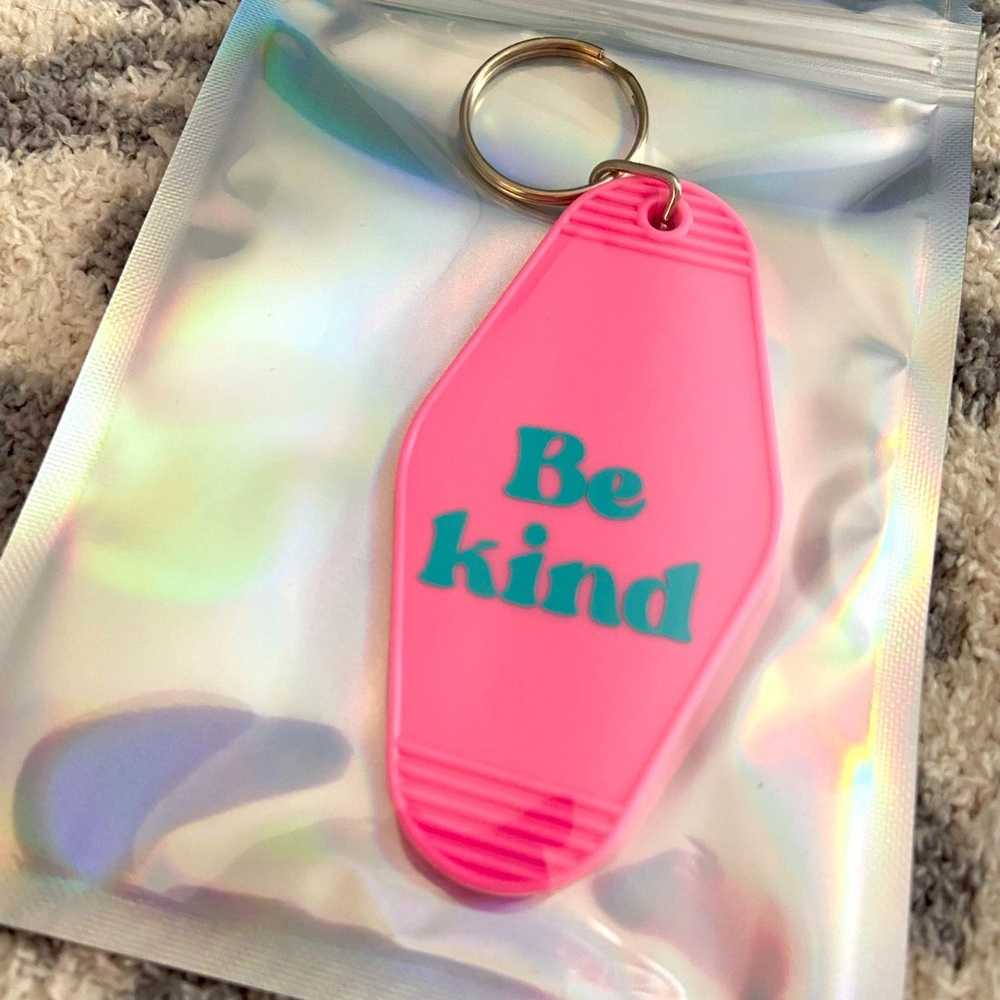 HANDMADE MOTEL KEYCHAIN ‘BE KIND’